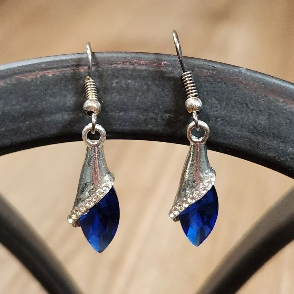 🔹️Blue Crystal Dangling Earrings - Picture 7 of 10